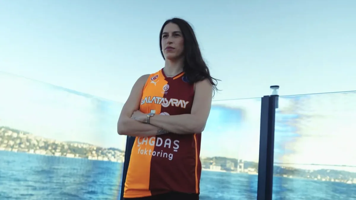 Galatasaray Çağdaş Faktoring'in yeni transferi Sevgi Uzun basketbol sahasında.