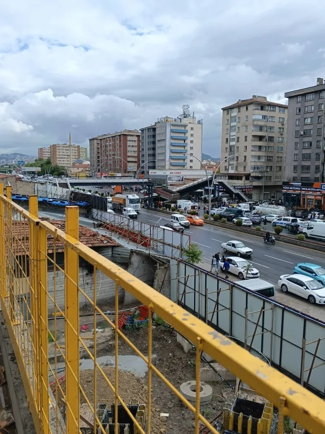 son-dakika-ankarada-damperi-acik-kamyon-ust-gecide-carpti-kopru-yikildi-3-yarali-var-1779530507418.jpg