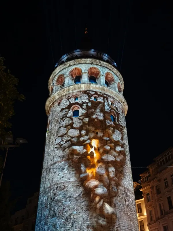 kahraman-sehitler-galata-kulesine-yansitildi-1784142385738.jpg