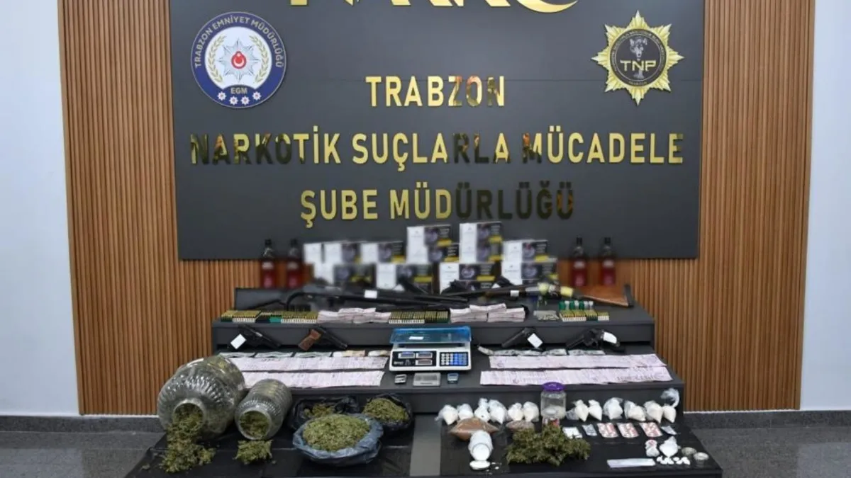 Trabzon merkezli dev operasyon! 5 ilde eş zamanlı adrese 100’den fazla baskın! Uyuşturucu ve onlarca silah… Trabzon merkezli dev operasyon! 5 ilde eş zamanlı adrese 100’den fazla baskın! Uyuşturucu ve onlarca silah…