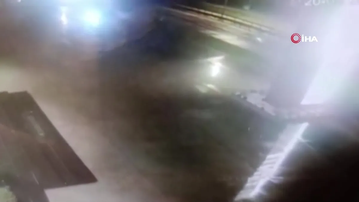 Bursa’da otomobil reklam panosuna çarptı: 1 Ölü, 2 yaralı | Video videosunu izle Bursa’da otomobil reklam panosuna çarptı: 1 Ölü, 2 yaralı | Video videosunu izle