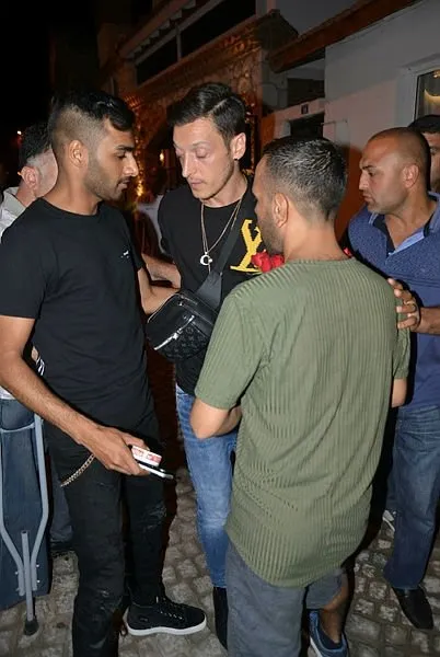 Mesut Ãzil'den seyyar çiçek satıcılarına tepki