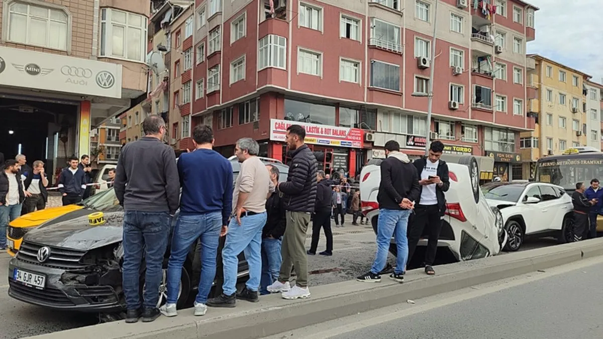 Esenler’de zincirleme kaza: Takla atıp karşı şeride geçti! Esenler’de zincirleme kaza: Takla atıp karşı şeride geçti!