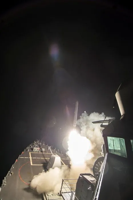 ABD Suriye’ye onlarca füze fırlattı