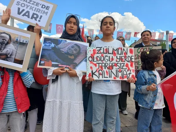 Yürüyüşe katılan çocuklar ve aileleri