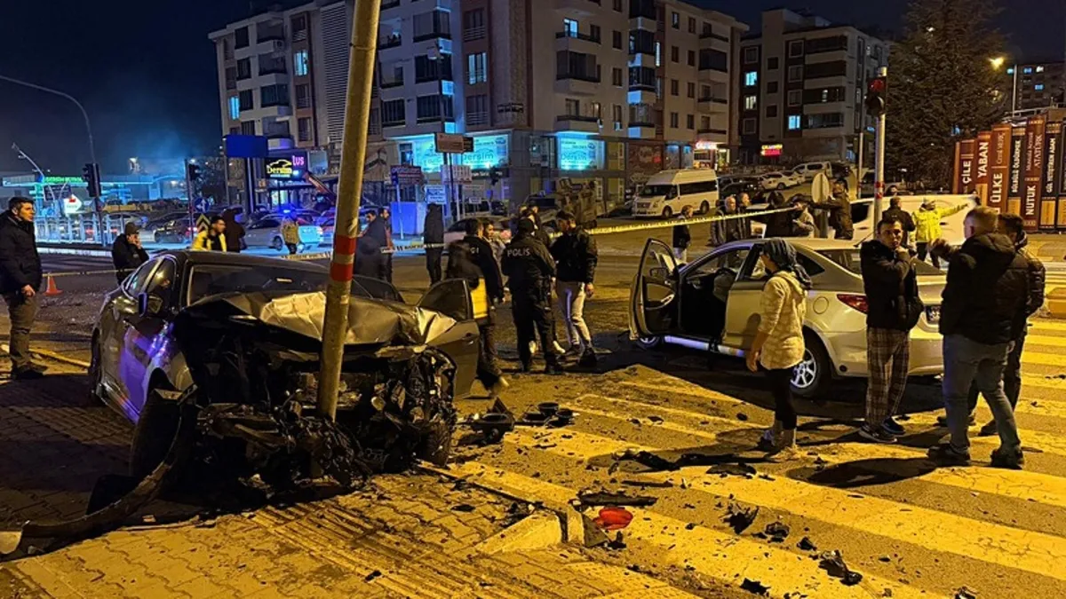 Tunceli’de iki otomobil kafa kafaya çarpıştı: 4 yaralı Tunceli’de iki otomobil kafa kafaya çarpıştı: 4 yaralı