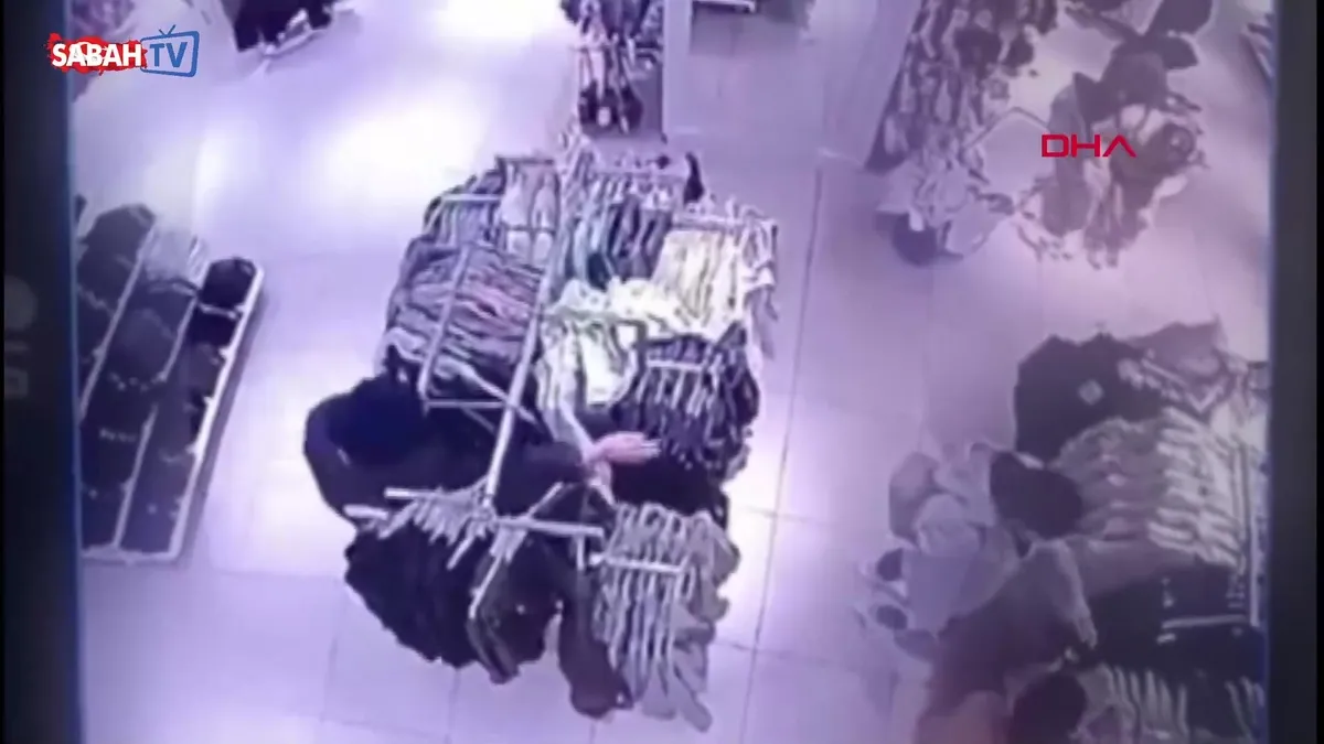 Müşteri gibi girdiği mağazada alışveriş yapan kadının çantasını böyle çaldı | Video videosunu izle Müşteri gibi girdiği mağazada alışveriş yapan kadının çantasını böyle çaldı | Video videosunu izle