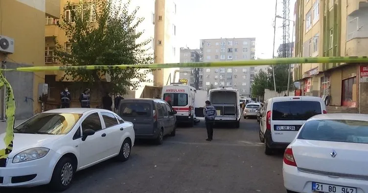 Son dakika: Diyarbakır’da baba dehşeti: Eşini 25 yerinden bıçakladı... Çocuklarının boğazını kesti