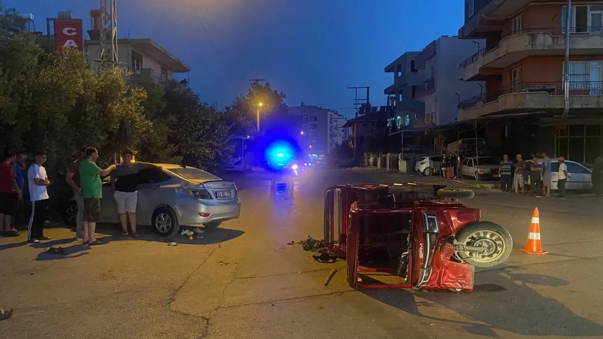 Üç tekerli elektrikli motosiklet otomobille çarpıştı: 4 yaralı Üç tekerli elektrikli motosiklet otomobille çarpıştı: 4 yaralı