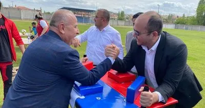 Kaymakam ve Belediye Başkanının bilek güreşi renkli görüntülere sahne oldu #kirikkale