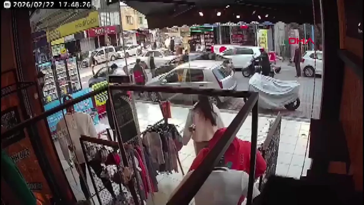 Mersin’de 2 kişinin yaralandığı bıçaklı kavga kamerada | Video videosunu izle Mersin’de 2 kişinin yaralandığı bıçaklı kavga kamerada | Video videosunu izle