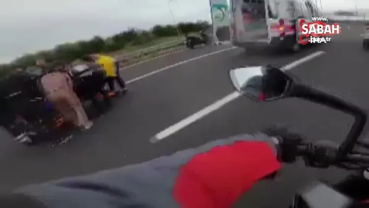 Motosikletler otoyolda çarpıştı: Sürücüler metrelerce sürüklendi | Video