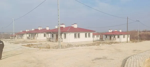 elazigin-merkez-koylerinde-deprem-konutlari-hak-sahiplerine-teslim-edildi-1766578785733.jpg
