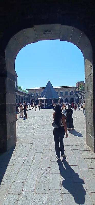 turkiyenin-dort-bir-yanindan-8-bin-yillik-sura-akin-edildi-1780044890915.jpeg