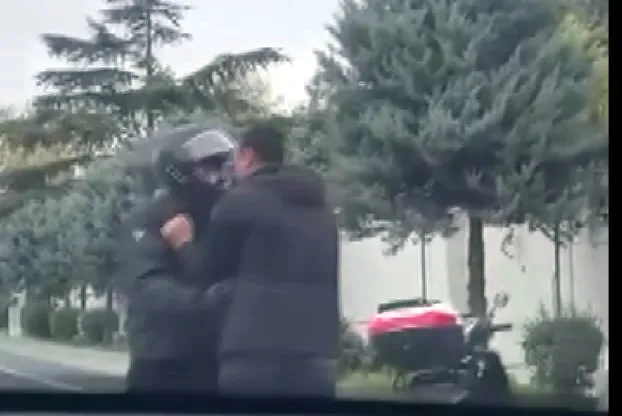 son-dakika-yer-istanbul-avcilar-iki-surucu-trafige-yumruk-yumruga-kavga-etti-o-anlar-kamerada-1762506417622.jpg