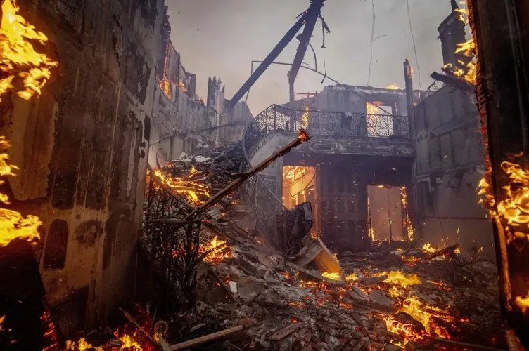 Kaliforniya’nın kabus gecesi: Alevler ABD’yi yutuyor! Kıvılcımdan yangın felaketine