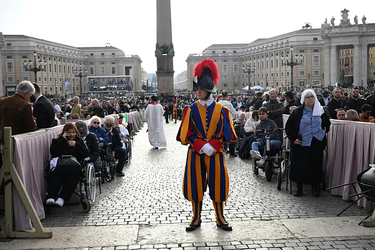 Vatikan Papa Franciscus'u uğurluyor! Yüz binler akın etti: Dünya liderleri Roma’da