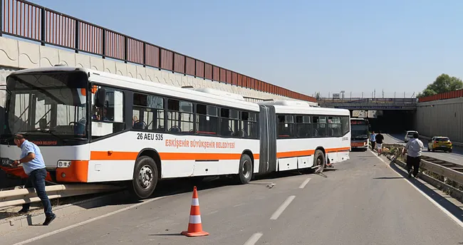 Eskişehir’de facianın eşiğinden dönüldü: Üniversiteye giden otobüs bariyerlere çıktı!