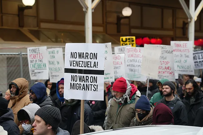 new-yorkta-binler-venezuela-icin-yurudu-abdnin-saldirisi-protesto-edildi-1767478787896.jpeg New York’ta binler Venezuela için yürüdü! ABD’nin saldırısı protesto edildi