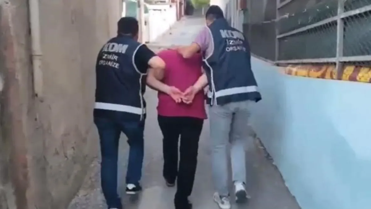 İzmir’de ‘ençler’ çetesine ağır darbe! 28 şüpheli tutuklandı İzmir’de ‘ençler’ çetesine ağır darbe! 28 şüpheli tutuklandı