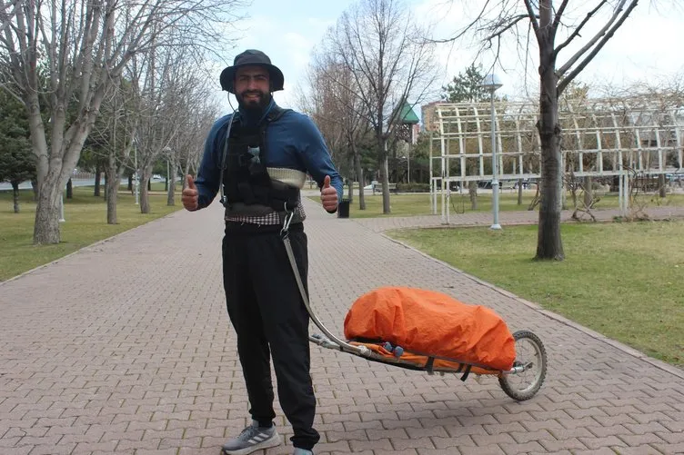 Paris’ten yola çıkıp 4 bin 500 kilometre yürüdü: Hedefi Mekke!