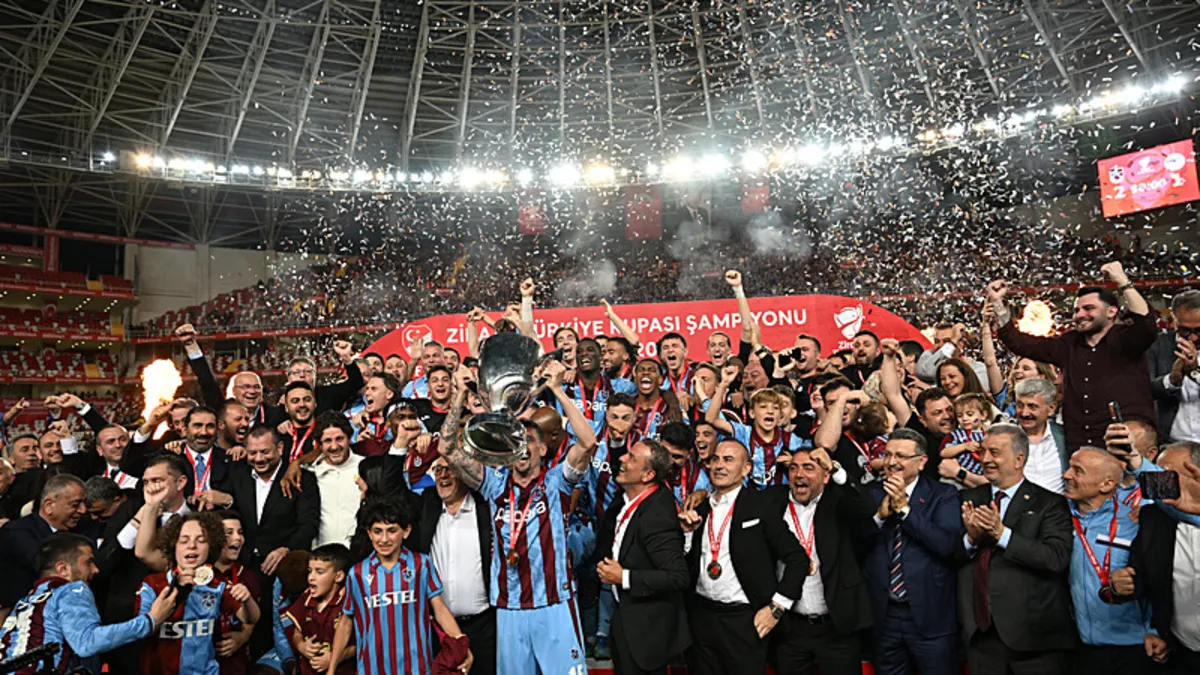 Şampiyon Trabzonspor kupasını aldı!
