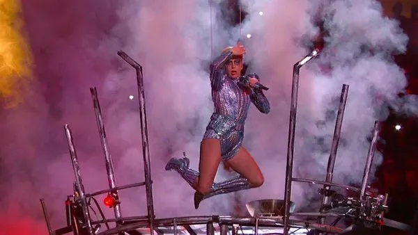 Lady Gaga, Super Bowl'a damgasını vurdu!