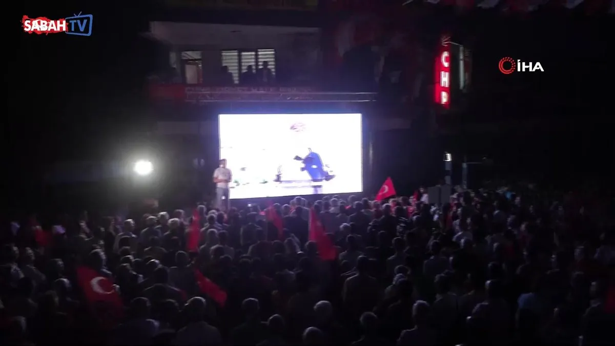 CHP Grup Başkanvekili Murat Emir sahneden düşüp yaralandı | Video