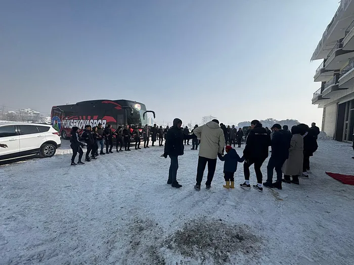 baskan-erdogan-yuksekovaspor-kadin-futbol-takimina-otobus-hediye-etti-torenle-teslim-edildi-1767792314487.jpg