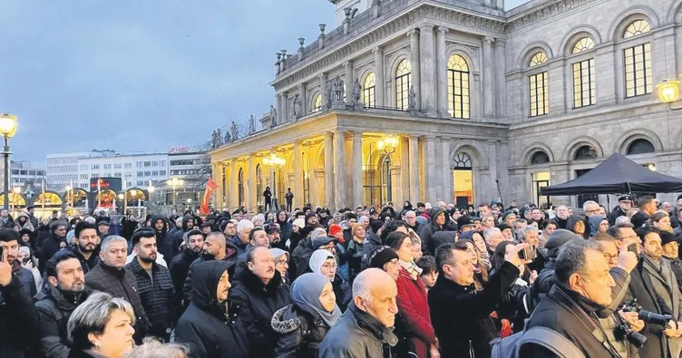 Depremzedeler için saygı duruşu