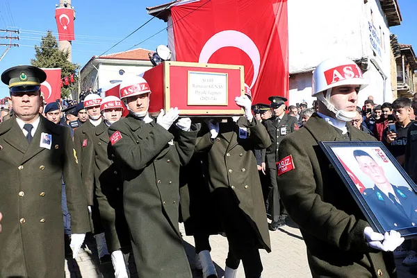 Afyonkarahisar'da şehit cenazesinde DEM Parti'ye pankartlı tepki