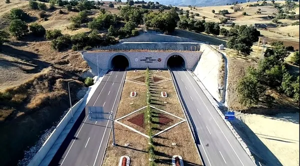 turkiyenin-tunel-agi-guclendi-bakan-uraloglu-sehit-ahmet-ozsoy-tunelini-hizmete-acti-1758983894436.jpg