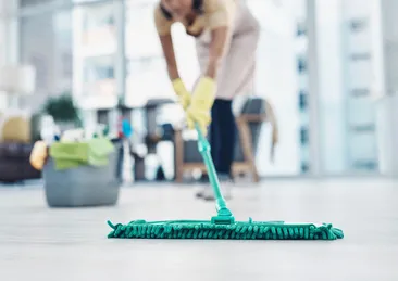 Sadece 2 malzeme ile zemindeki tozu uzak tutun: Temizlik haftalarca sürecek!