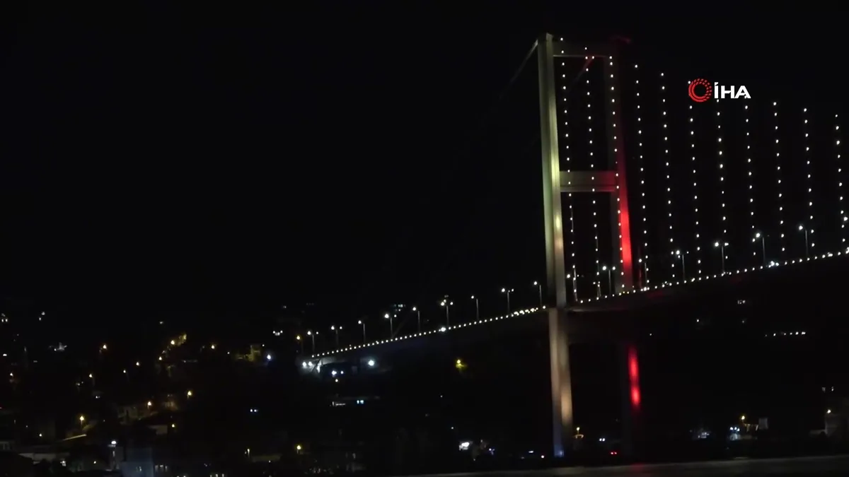 15 Temmuz Şehitler Köprüsü sarı-kırmızıya büründü | Video videosunu izle 15 Temmuz Şehitler Köprüsü sarı-kırmızıya büründü | Video videosunu izle