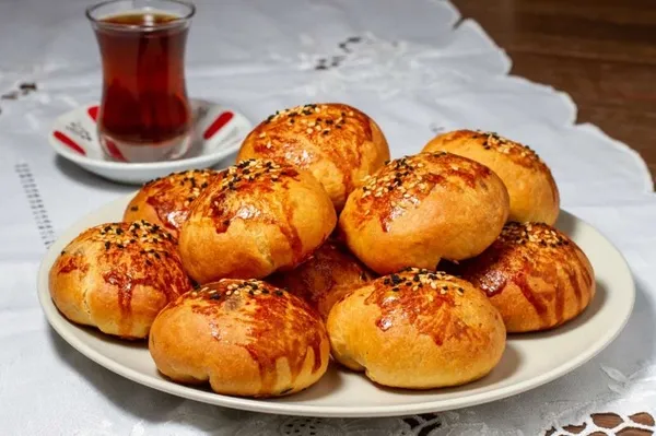 sadece-15-dakikada-hazir-sofralarin-yeni-gozdesi-pratik-pogacalar-1763360446975.jpeg