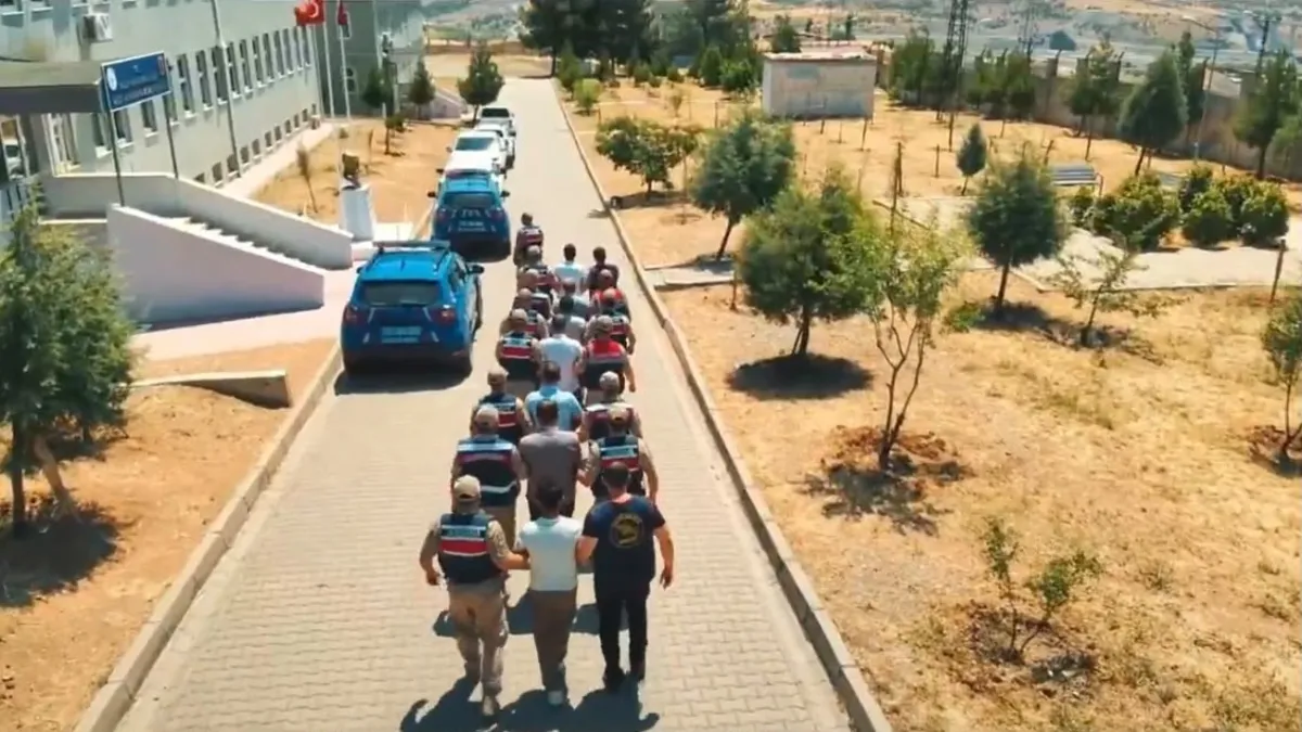 Diyarbakır merkezli 6 ilde organize suç örgütüne yönelik operasyon düzenlendi, 27 şüpheli gözaltına alındı.
