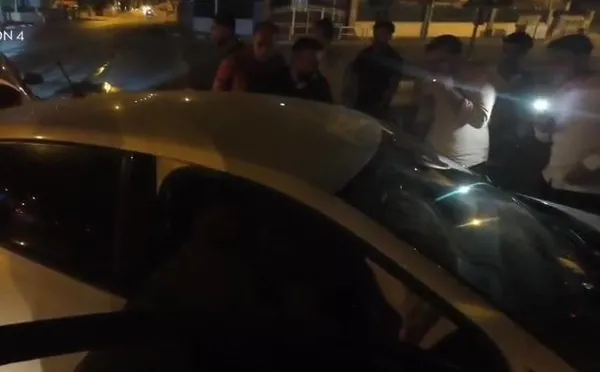antalyada-korku-dolu-anlar-iki-otomobil-kavsakta-kafa-kafaya-carpisti-yaralilar-var-1781442205385.jpg