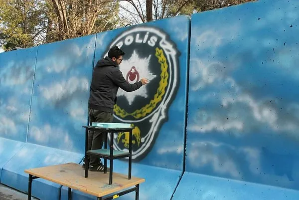 Siirt'te güvenlik duvarları renkli motiflerle süsleniyor