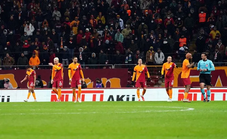 Son dakika...Trabzonspor yenilgisinin ardından yıldız isimlere çarpıcı eleştiri! Galatasaray tarihinin en kötüleri...
