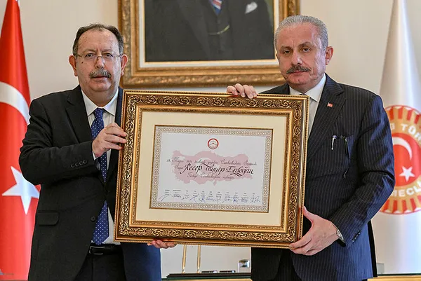 son-dakika-ysk-baskani-ahmet-yener-cumhurbaskani-mazbatasini-tbmm-baskani-mustafa-sentopa-verdi-1685624869597.jpg