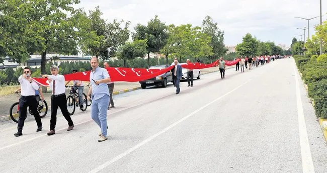 3 bin 743 metrelik bayrağı tam 2 bin kişi taşıdı büyük zafer için dev bayrak