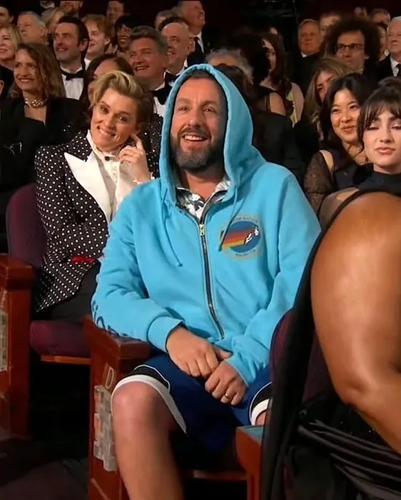 Adam Sandler Oscar töreninde dalga konusu oldu! Öyle bir kıyafet seçti gören şaştı kaldı...