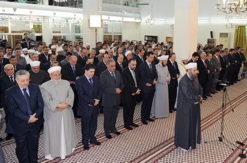 Esad bayram namazında ortaya çıktı