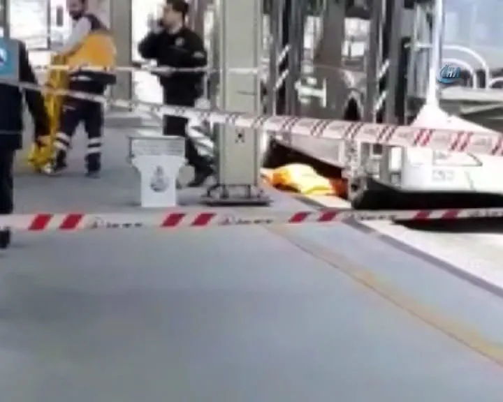 Metrobüs durağına kaçak olarak girmeye çalışan Suriyeli bir çocuğa metrobüs çarptı