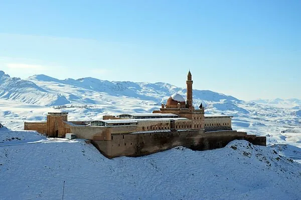 Tarihi saray beyaza büründü