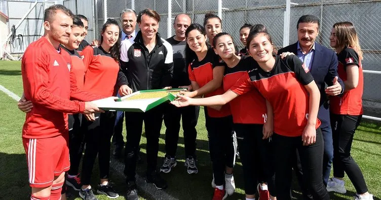 Kadın futbolculardan Sivasspor antrenmanına ziyaret