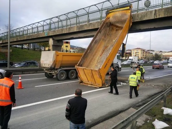 Kamyon üst geçide çıktı