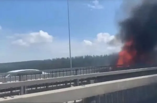 Zincirleme kaza sonrası yanan araçlar