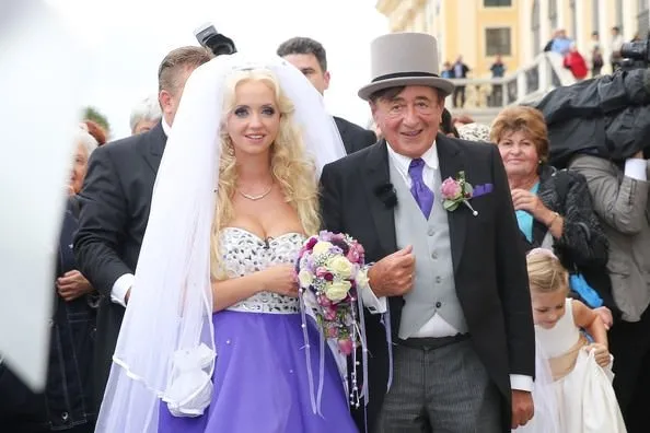 81 yaşında Playboy modeli ile evlendi