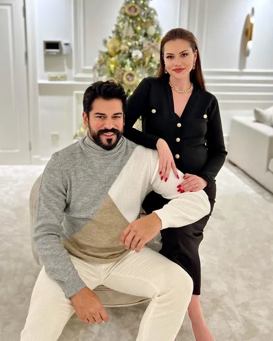 Ardı ardına paylaştığı pozlarına beğeni yağdı! Fahriye Evcen ve Burak Özçivit 2024 yılında neler yapmış neler!